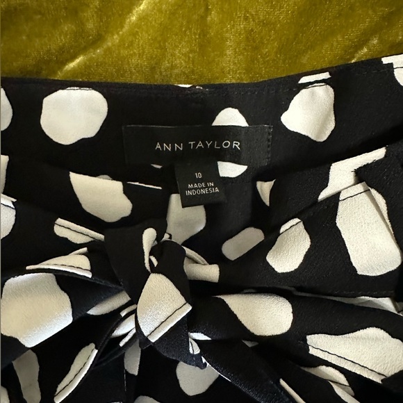 Women’s Ann Taylor Bkack & White Shorts. Size 10 - Picture 3 of 3